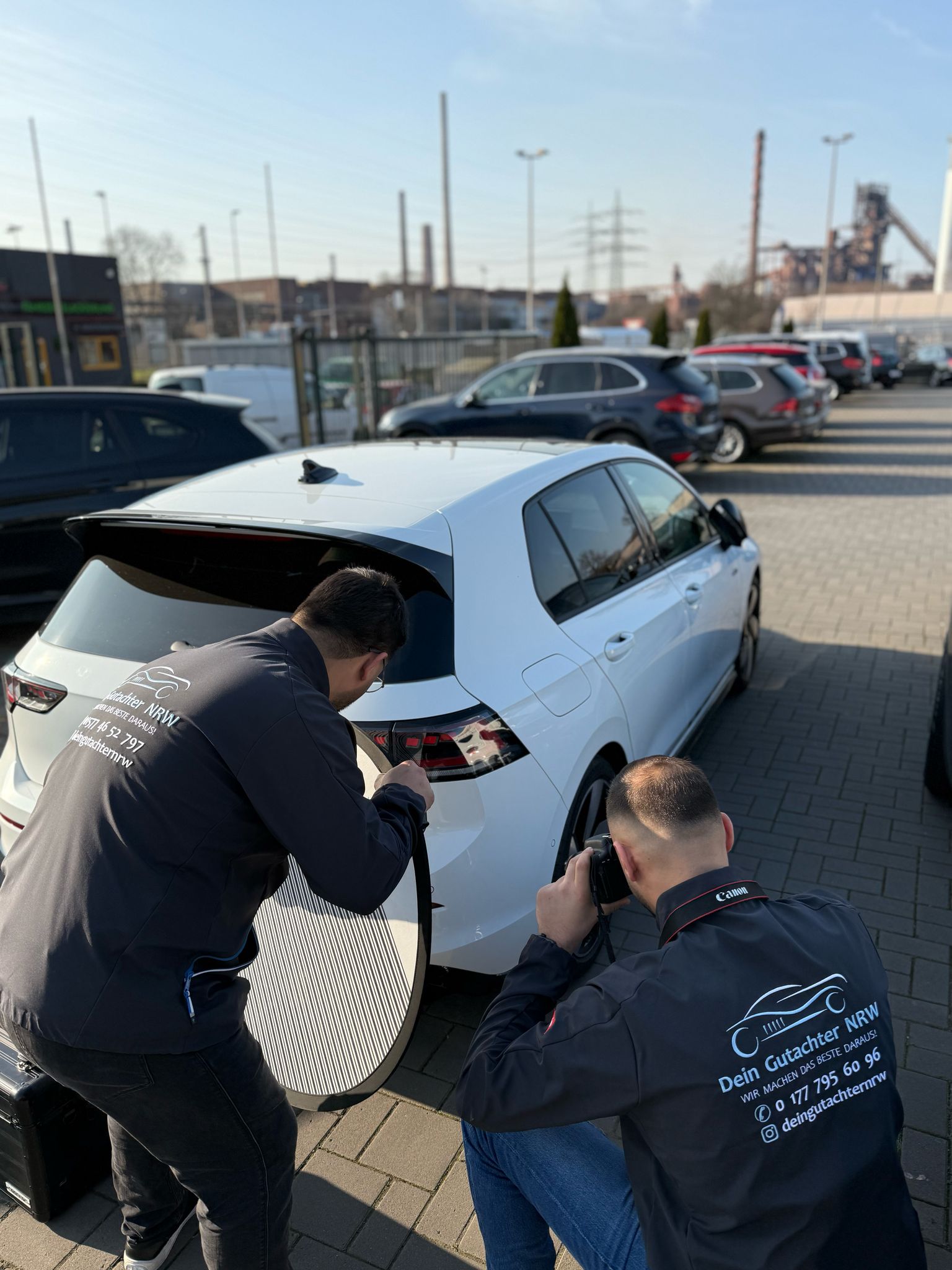 Gutachter von Dein Gutachter NRW begutachten ein Fahrzeug